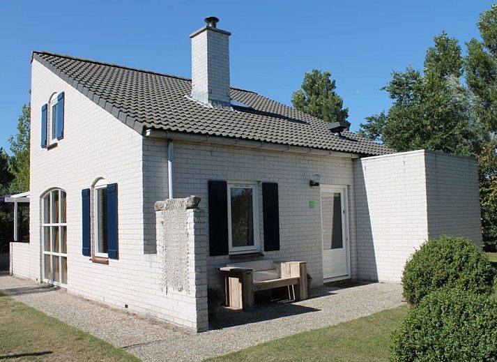 Das Ferienhaus F 713 in De Cocksdorp, Texel, bietet eine charmante Unterkunft mit einem gemuetlichen Aussenbereich und der umliegenden Natur.