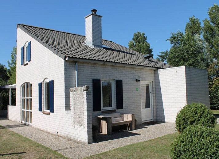 Das Ferienhaus F 713 in De Cocksdorp, Texel, bietet eine charmante Unterkunft mit einem gemuetlichen Aussenbereich und der umliegenden Natur.