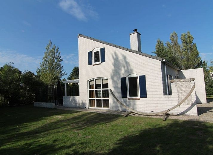 Das Ferienhaus F 713 in De Cocksdorp, Texel, bietet eine charmante Unterkunft mit einem gemuetlichen Aussenbereich und der umliegenden Natur.