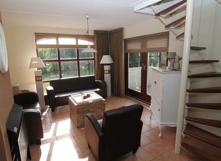 Das Ferienhaus F 713 in De Cocksdorp, Texel, bietet eine charmante Unterkunft mit einem gemuetlichen Aussenbereich und der umliegenden Natur.