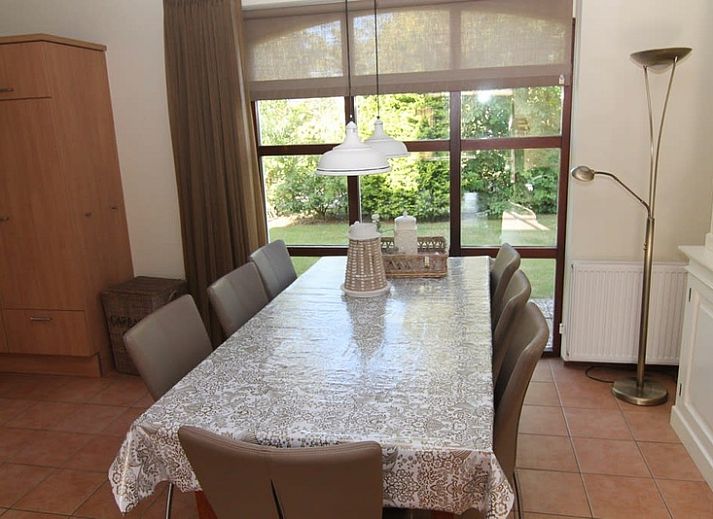 Das Ferienhaus F 713 in De Cocksdorp, Texel, bietet eine charmante Unterkunft mit einem gemuetlichen Aussenbereich und der umliegenden Natur.