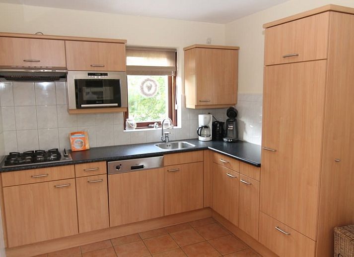 Das Ferienhaus F 713 in De Cocksdorp auf Texel bietet eine charmante Unterkunft im Freien mit einer sonnigen Terrasse und gruener Umgebung auf den Watteninseln.