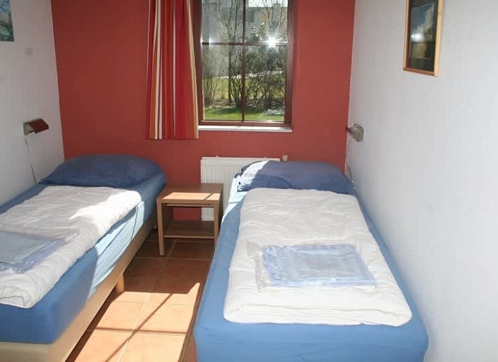 Das Ferienhaus F 713 in De Cocksdorp auf Texel bietet eine charmante Unterkunft im Freien mit einer sonnigen Terrasse und gruener Umgebung auf den Watteninseln.