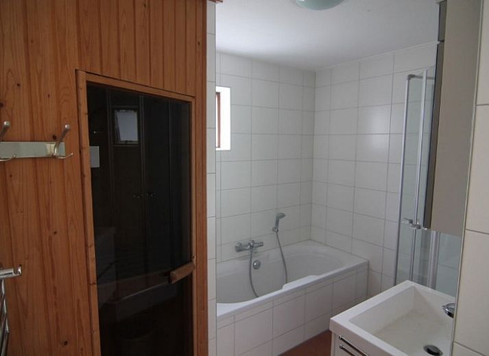 Das Ferienhaus F 713 in De Cocksdorp auf Texel bietet eine charmante Unterkunft im Freien mit einer sonnigen Terrasse und gruener Umgebung auf den Watteninseln.