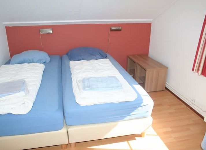 Das Ferienhaus F 713 in De Cocksdorp auf Texel bietet eine charmante Unterkunft im Freien mit einer sonnigen Terrasse und gruener Umgebung auf den Watteninseln.