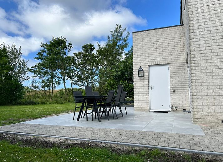 Vakantiehuis F 765 in De Cocksdorp, Texel, biedt een charmante buitenkant met moderne stenen gevel op de Waddeneilanden.