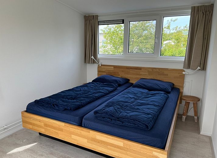 Geniet van het terras bij Vakantiehuis F 765 in De Cocksdorp, Texel, omgeven door groene natuur en rust van de Waddeneilanden.