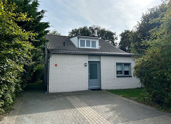 Vakantiehuis E 397 in De Cocksdorp, Texel, biedt rustieke charme op de Waddeneilanden met een uitnodigende oprit en groene omgeving.