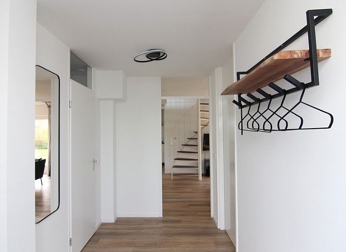 Vakantiehuis E 397 in De Cocksdorp, Texel, biedt rustieke charme op de Waddeneilanden met een uitnodigende oprit en groene omgeving.