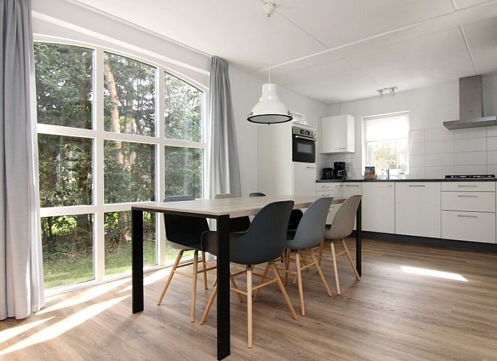 Vakantiehuis E 397 in De Cocksdorp, Texel, biedt een charmante buitenaanblik met groene omgeving voor een ontspannen eilandverblijf.