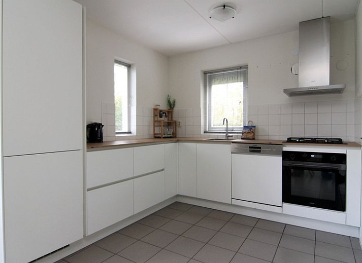 Vakantiehuis F 788 in De Cocksdorp op Texel biedt een charmante buitenkant met een zonnig terras en groene tuin, ideaal voor ontspanning.