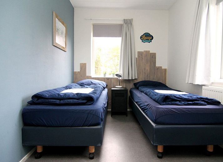 Vakantiehuis F 788 in De Cocksdorp op Texel biedt een charmante buitenkant met een zonnig terras en groene tuin, ideaal voor ontspanning.