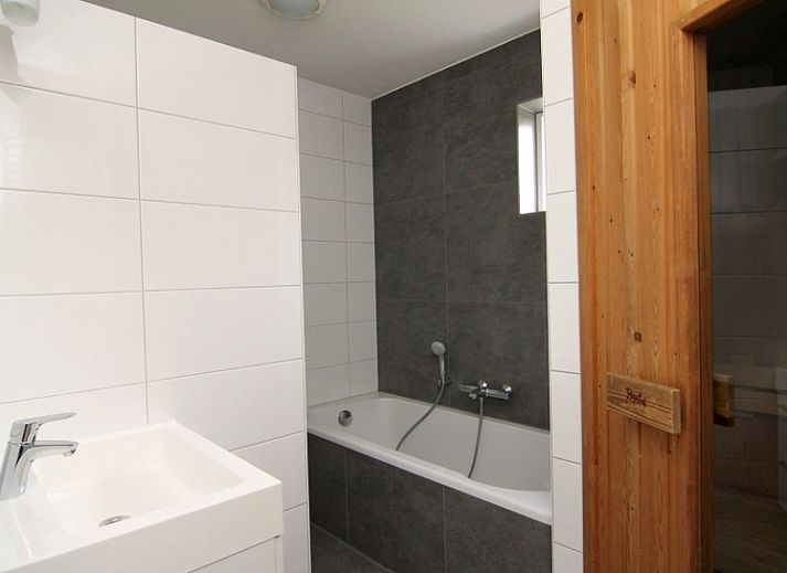 Vakantiehuis F 788 in De Cocksdorp op Texel biedt een charmante buitenkant met een zonnig terras en groene tuin, ideaal voor ontspanning.