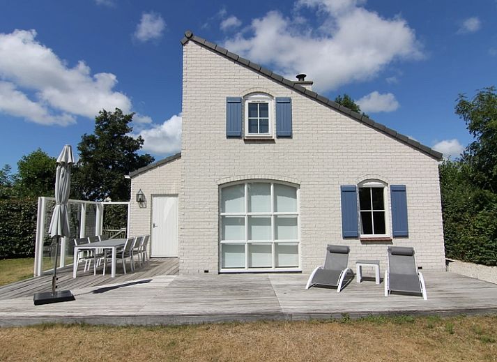 Vakantiehuis E 634 in De Cocksdorp, Texel, biedt een charmante en rustige verblijfplaats met omringende natuur en een uitnodigende tuin.