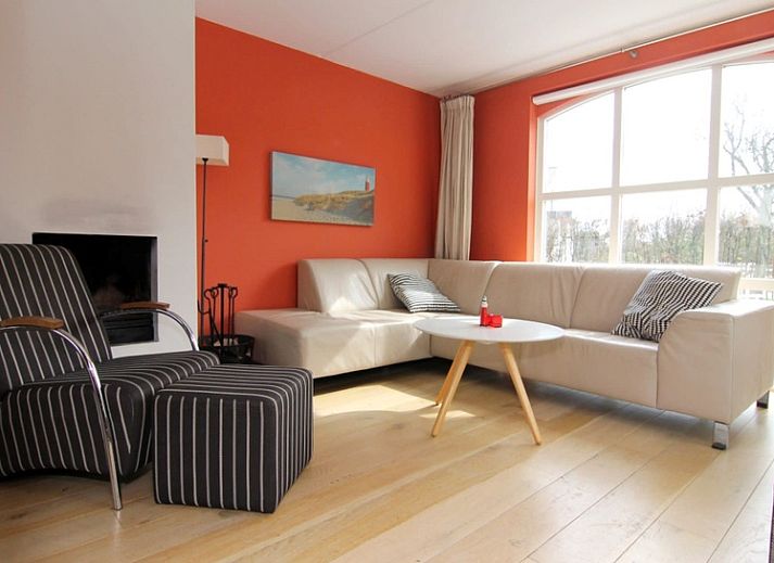 Vakantiehuis E 634 in De Cocksdorp, Texel, biedt een charmante en rustige verblijfplaats met omringende natuur en een uitnodigende tuin.