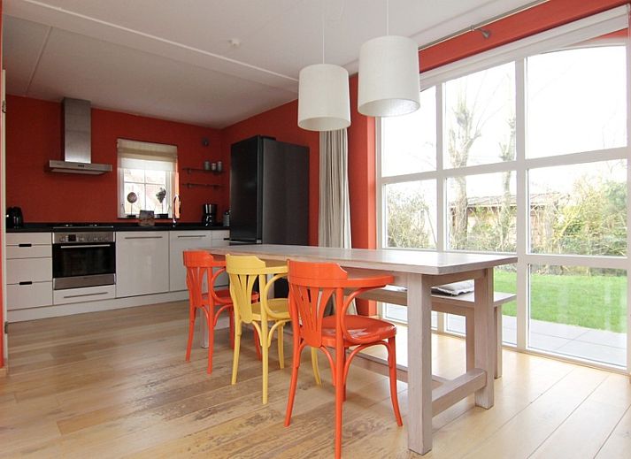 Vakantiehuis E 634 in De Cocksdorp, Texel, Waddeneilanden, omringd door groene natuur en een charmante tuin, ideaal voor een ontspannen verblijf.