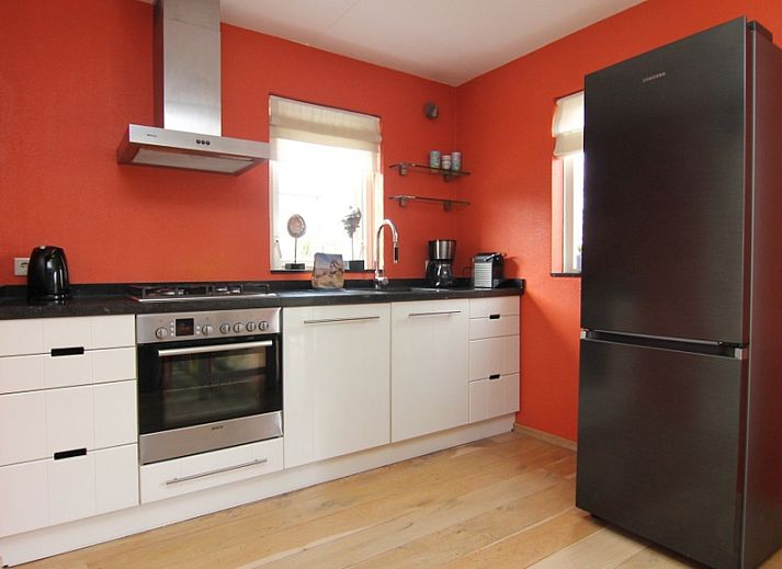 Vakantiehuis E 634 in De Cocksdorp, Texel, Waddeneilanden, omringd door groene natuur en een charmante tuin, ideaal voor een ontspannen verblijf.