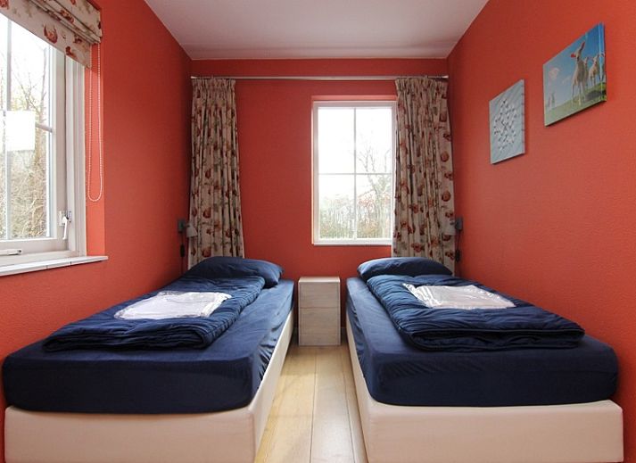 Vakantiehuis E 634 in De Cocksdorp, Texel, Waddeneilanden, omringd door groene natuur en een charmante tuin, ideaal voor een ontspannen verblijf.