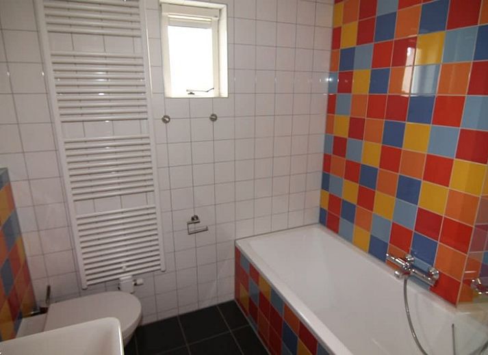 Vakantiehuis E 634 in De Cocksdorp, Texel, Waddeneilanden, omringd door groene natuur en een charmante tuin, ideaal voor een ontspannen verblijf.