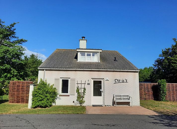 Vakantiehuis E 409 in De Cocksdorp, Texel, biedt een charmant verblijf met een uitnodigende voorgevel en rustige omgeving op de Waddeneilanden.