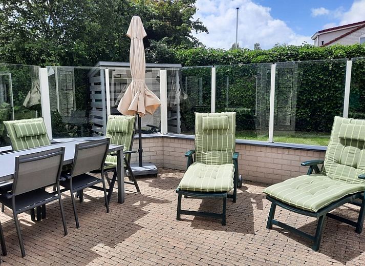 Vakantiehuis E 409 in De Cocksdorp, Texel, biedt een charmant verblijf met een uitnodigende voorgevel en rustige omgeving op de Waddeneilanden.