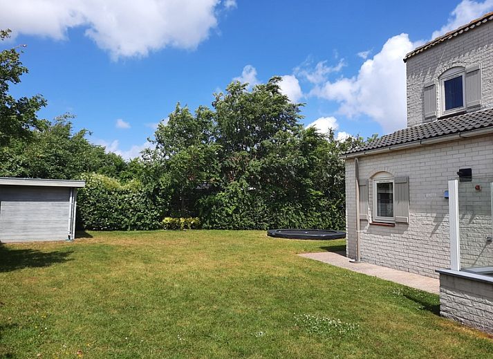 Vakantiehuis E 409 in De Cocksdorp, Texel, biedt een charmant verblijf met een uitnodigende voorgevel en rustige omgeving op de Waddeneilanden.