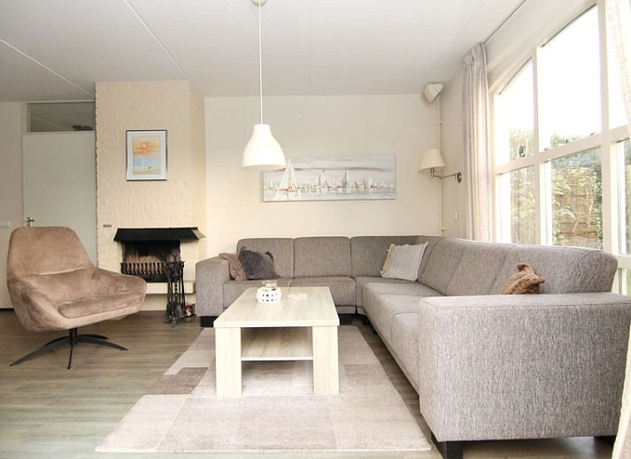 Vakantiehuis E 409 in De Cocksdorp, Texel, biedt een charmant verblijf met een uitnodigende voorgevel en rustige omgeving op de Waddeneilanden.