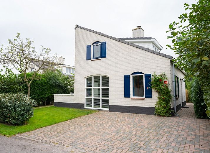 Vacation home E 541 in De Cocksdorp, Texel offers charming accommodation with an inviting frontage and green garden on the Wadden Islands.