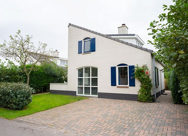 Vacation home E 541 in De Cocksdorp, Texel offers charming accommodation with an inviting frontage and green garden on the Wadden Islands.