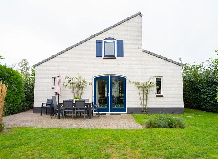 Vacation home E 541 in De Cocksdorp, Texel offers charming accommodation with an inviting frontage and green garden on the Wadden Islands.