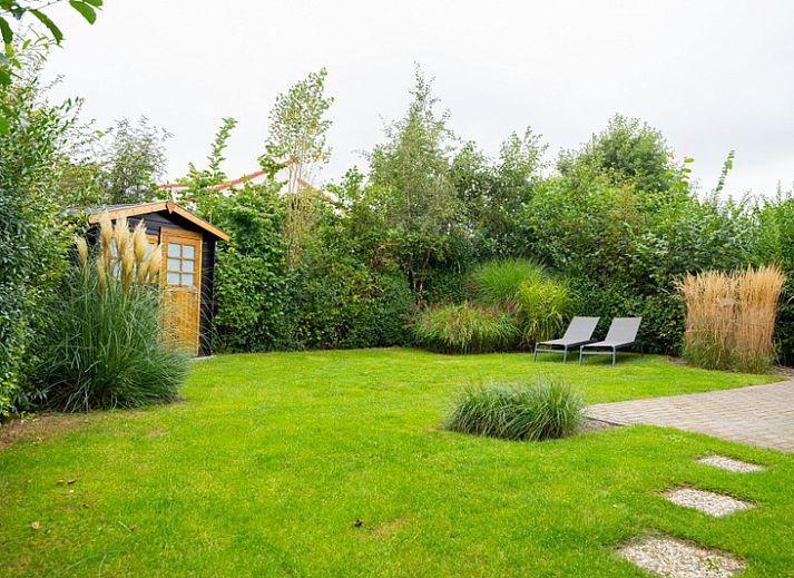 Vacation home E 541 in De Cocksdorp, Texel offers charming accommodation with an inviting frontage and green garden on the Wadden Islands.