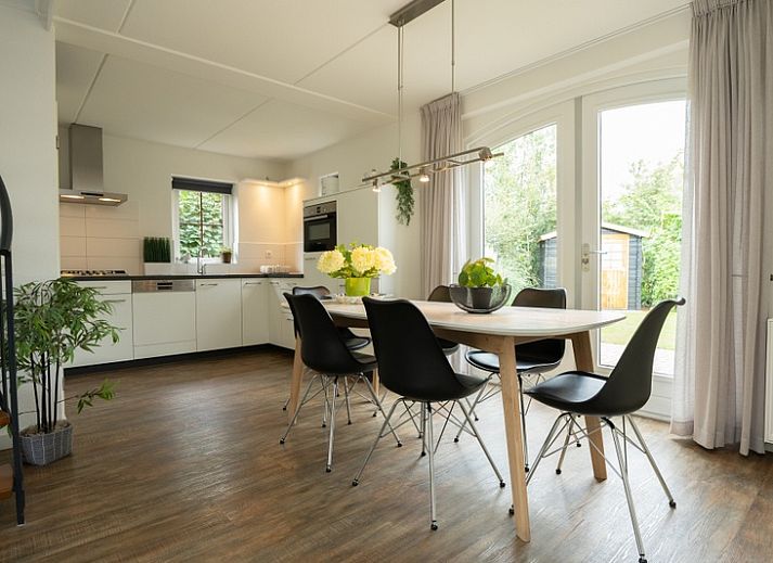 Vacation home E 541 in De Cocksdorp, Texel offers a charming exterior with a green garden and ample parking in the Wadden Islands.