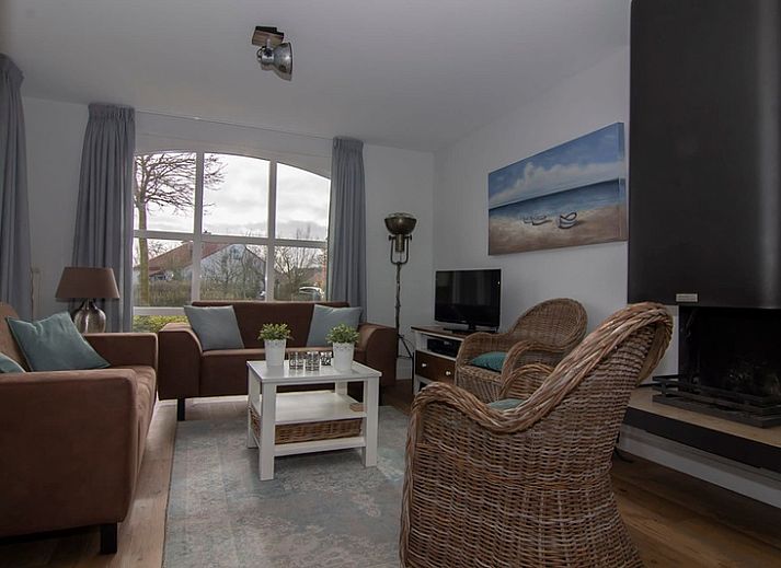 Vakantiehuis F 602 in De Cocksdorp, Texel, omgeven door groene natuur en een uitnodigend pad naar de voordeur van deze charmante vakantiewoning.