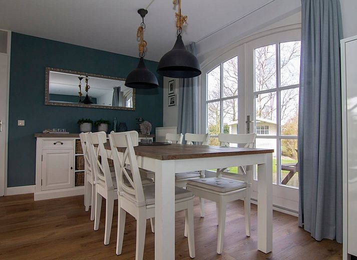 Vakantiehuis F 602 in De Cocksdorp, Texel, omgeven door groene natuur en een uitnodigend pad naar de voordeur van deze charmante vakantiewoning.