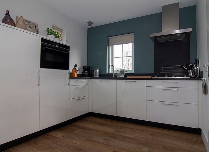 Vakantiehuis F 602 in De Cocksdorp, Texel, omgeven door weelderig groen en een uitnodigend pad naar de voordeur op de Waddeneilanden.