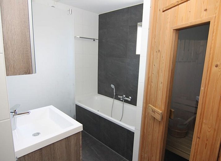 Vakantiehuis F 602 in De Cocksdorp, Texel, omgeven door weelderig groen en een uitnodigend pad naar de voordeur op de Waddeneilanden.