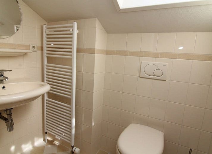 Vakantiehuis F 602 in De Cocksdorp, Texel, biedt een ruime tuin met terras en groene omgeving voor een ontspannen verblijf op de Waddeneilanden.