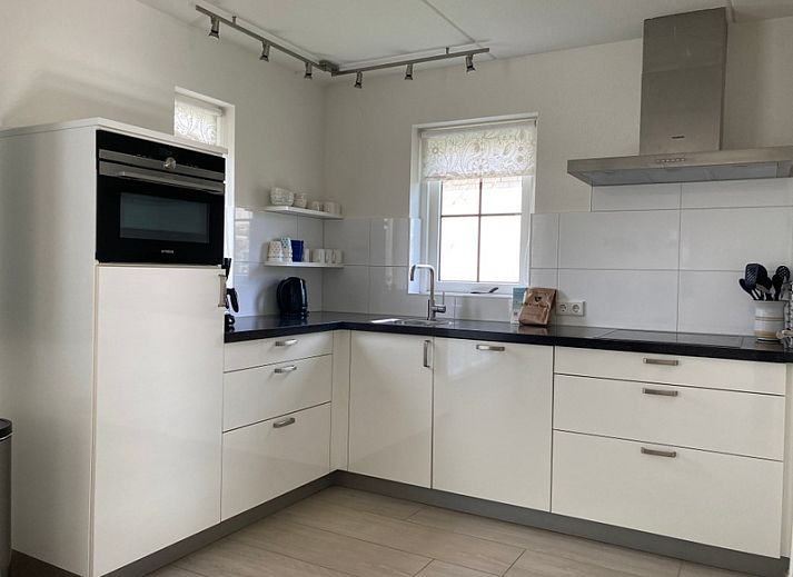 Vakantiehuis E 501 in De Cocksdorp, Texel biedt een ruime tuin en terras voor ontspanning te midden van de prachtige natuur van de Waddeneilanden.