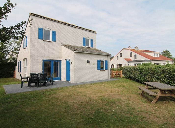 Vakantiehuis E 421 in De Cocksdorp, Texel, biedt een uitnodigende entree met een ruime oprit en groene omgeving op de Waddeneilanden.