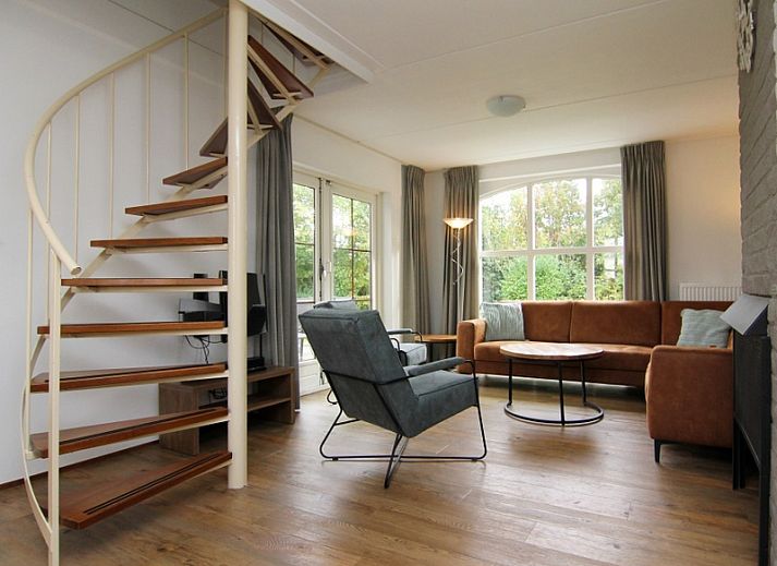 Vakantiehuis E 421 in De Cocksdorp, Texel, biedt een uitnodigende entree met een ruime oprit en groene omgeving op de Waddeneilanden.