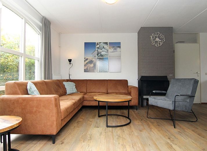 Vakantiehuis E 421 in De Cocksdorp, Texel, biedt een charmante verblijfservaring met een uitnodigende voorgevel en groene omgeving.