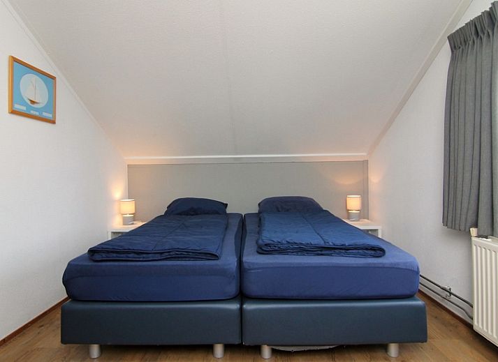 Vakantiehuis E 421 in De Cocksdorp, Texel biedt een ruim terras en groene tuin voor ontspanning op de Waddeneilanden.