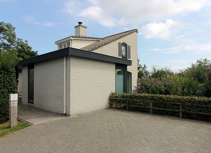 Vakantiehuis E 626 in De Cocksdorp, Texel, biedt een moderne en rustige verblijfplaats met een charmante buitenkant en omringende natuur.