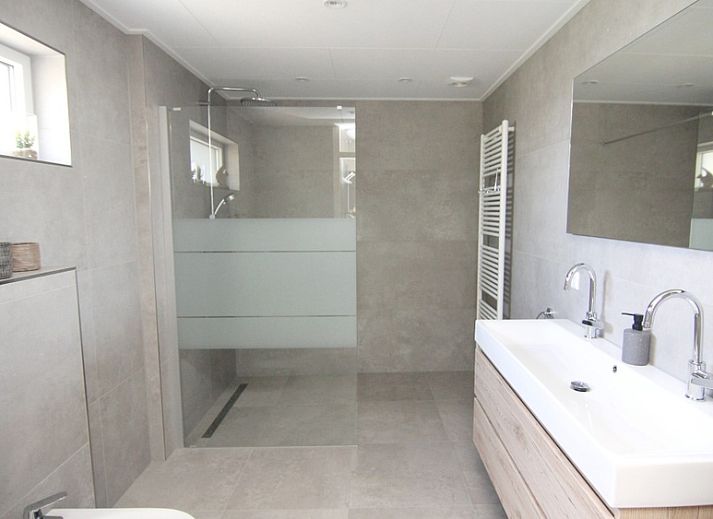 Vakantiehuis E 626 in De Cocksdorp, Texel biedt een serene omgeving met moderne architectuur op de Waddeneilanden.