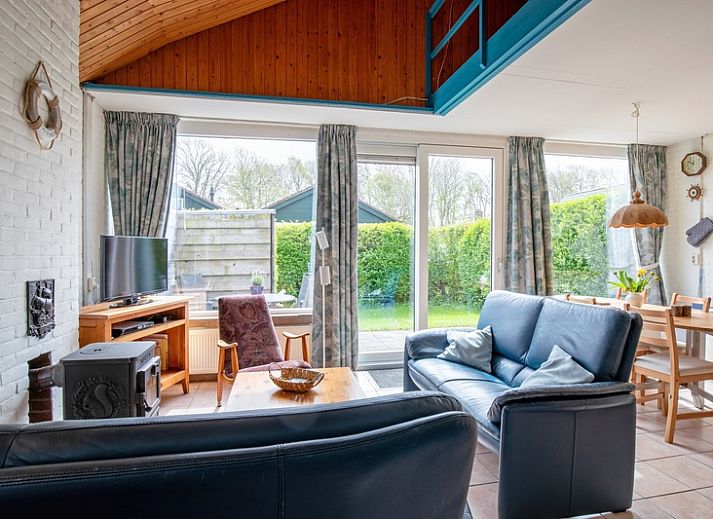 Vakantiehuis Slufterhoek 110 in De Cocksdorp, Texel biedt een uitnodigend terras en groene tuin voor een ontspannen verblijf op de Waddeneilanden.