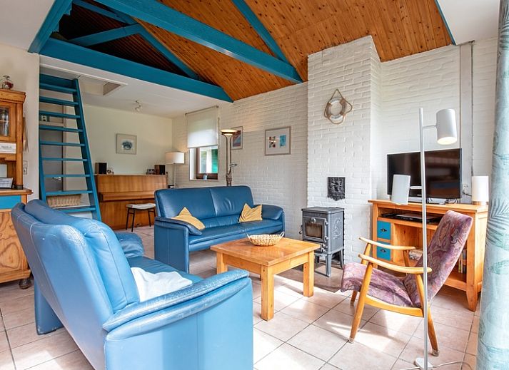 Vakantiehuis Slufterhoek 110 in De Cocksdorp, Texel biedt een uitnodigend terras en groene tuin voor een ontspannen verblijf op de Waddeneilanden.