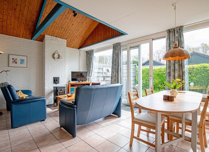 Vakantiehuis Slufterhoek 110 in De Cocksdorp, Texel biedt een uitnodigend terras en groene tuin voor een ontspannen verblijf op de Waddeneilanden.