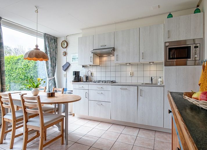 Gezellige woonkamer van Vakantiehuis Slufterhoek 110 in De Cocksdorp, Texel, met comfortabele zitplaatsen en uitzicht op de tuin.