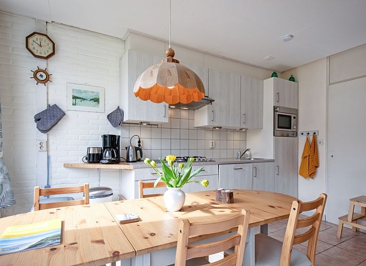 Gezellige woonkamer van Vakantiehuis Slufterhoek 110 in De Cocksdorp, Texel, met comfortabele zitplaatsen en uitzicht op de tuin.