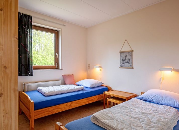 Gezellige woonkamer van Vakantiehuis Slufterhoek 110 in De Cocksdorp, Texel, met comfortabele zitplaatsen en uitzicht op de tuin.